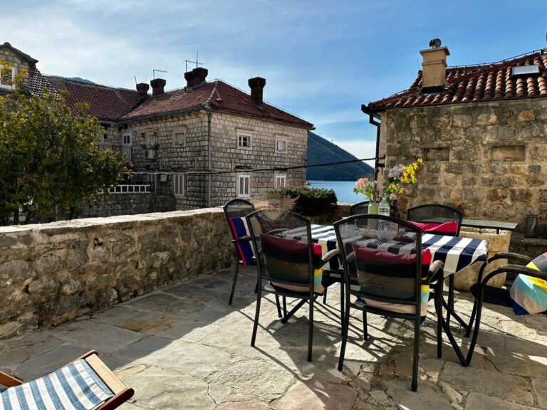 Two-Story Apartment by the Sea in Perast