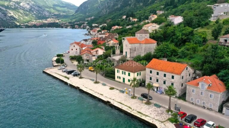 فيلا حجرية واسعة على شاطئ البحر في موو