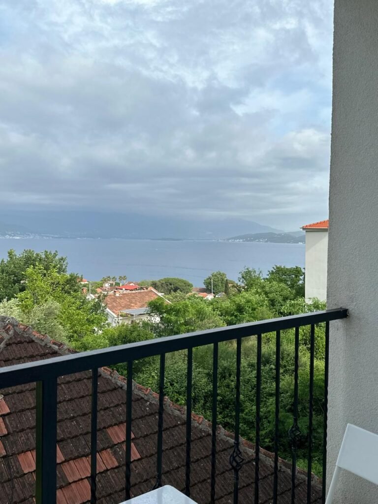 شقة جميلة بإطلالة على البحر في دينوفيتشي