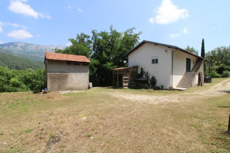 House for Sale in Sutorina